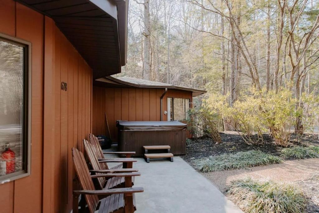 Cabin With Treehouse Views, 3 King Beds, 4 Bunks, And Large Hot Tub! Gatlinburg Exterior foto